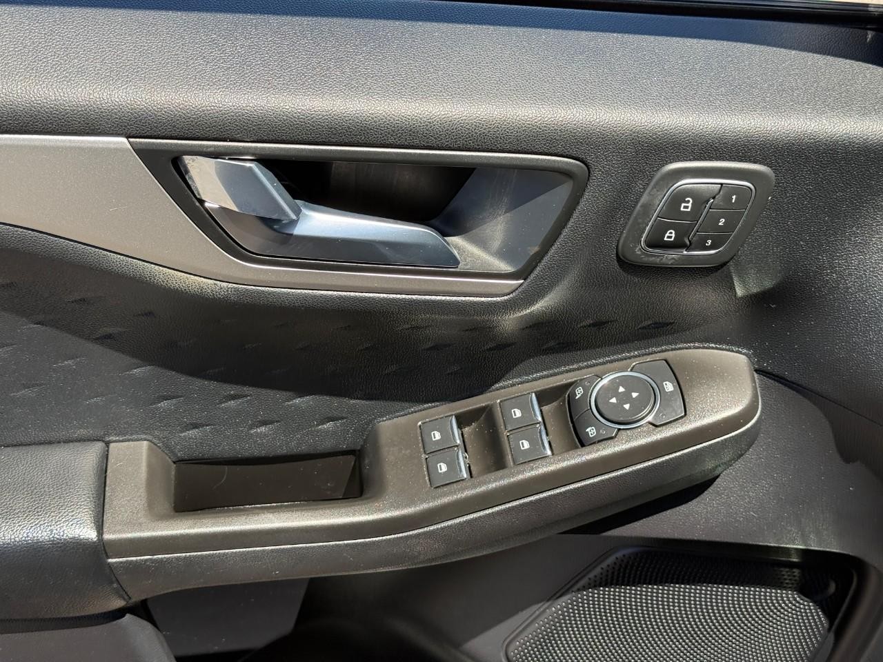 Ford Escape Vehicle Full-screen Gallery Image 16