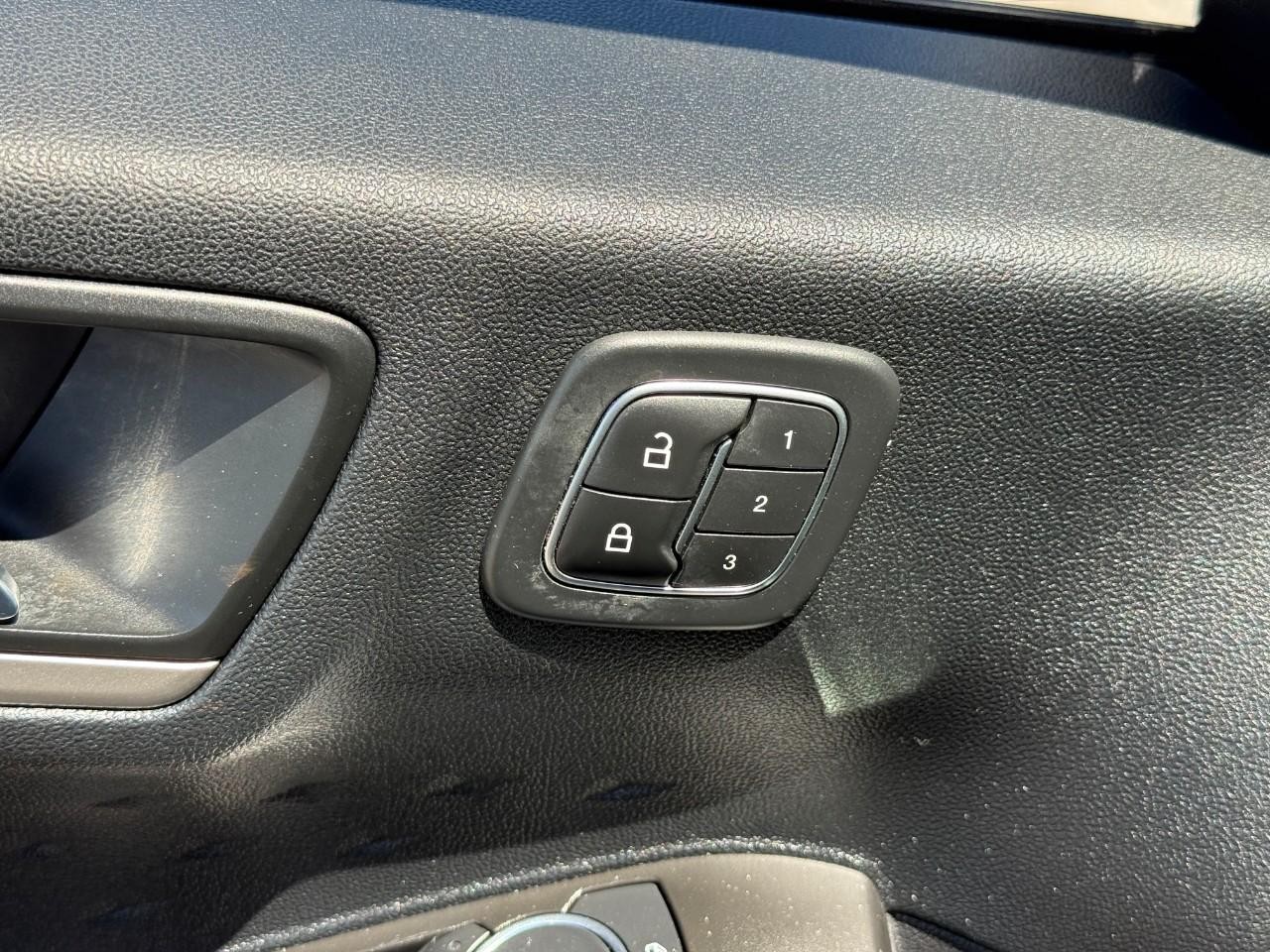 Ford Escape Vehicle Full-screen Gallery Image 17