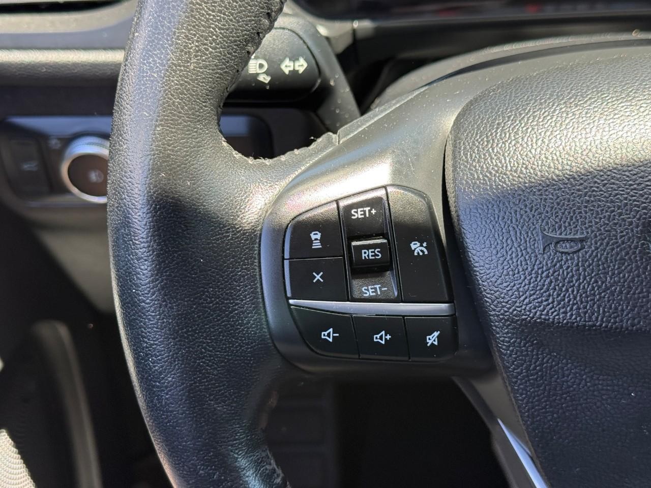 Ford Escape Vehicle Full-screen Gallery Image 20
