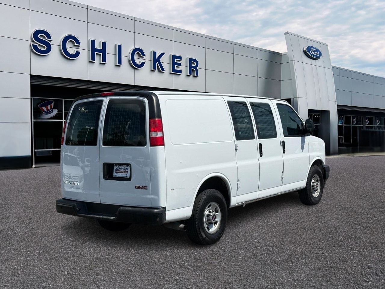 GMC Savana Cargo Van Vehicle Full-screen Gallery Image 02