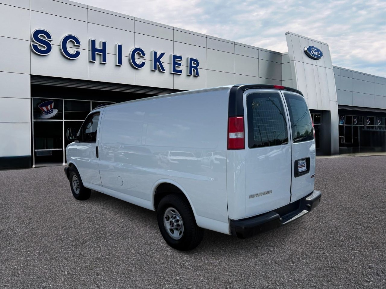 GMC Savana Cargo Van Vehicle Full-screen Gallery Image 03