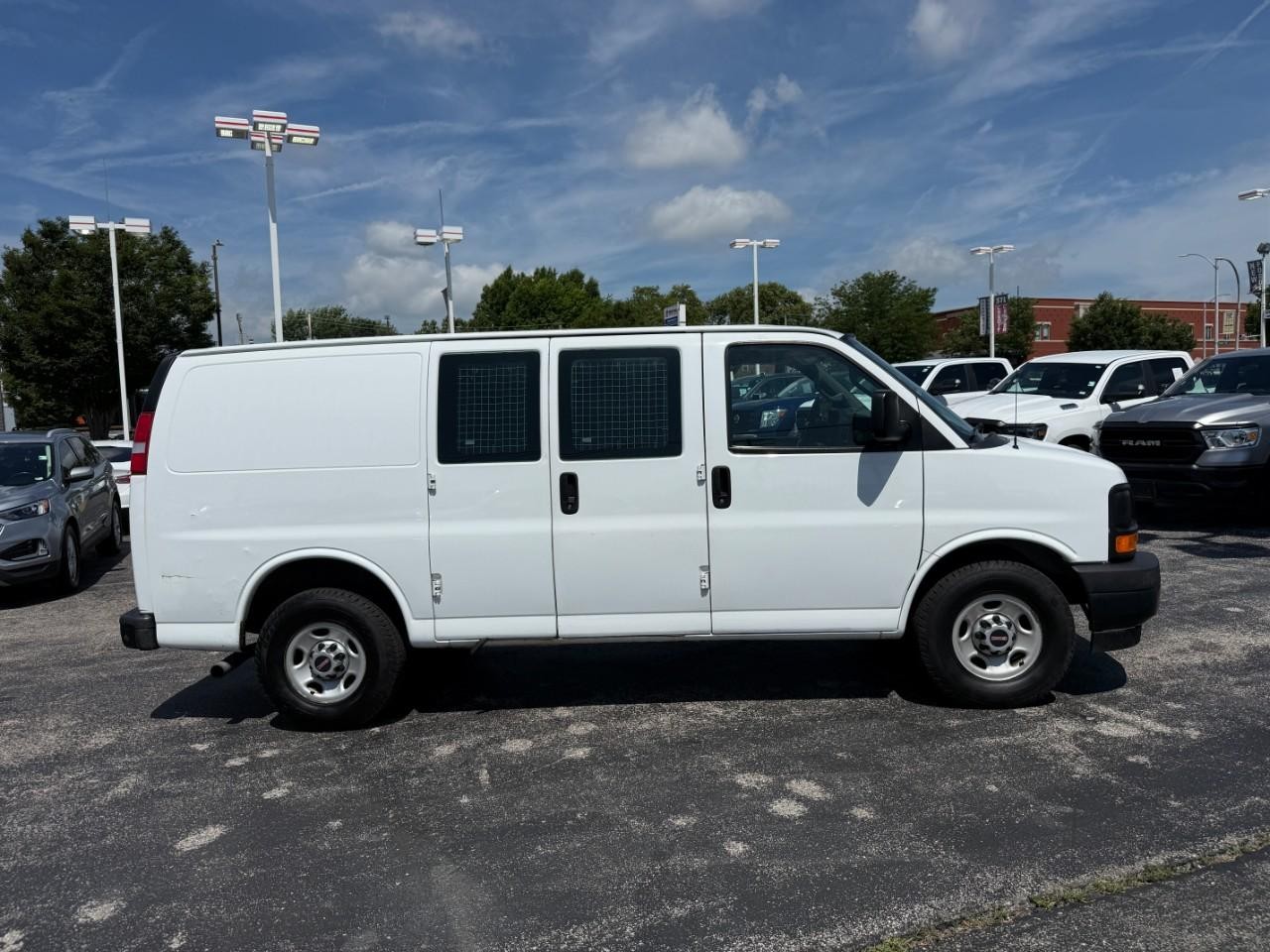 GMC Savana Cargo Van Vehicle Full-screen Gallery Image 05