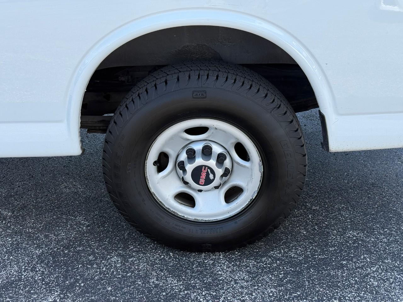 GMC Savana Cargo Van Vehicle Full-screen Gallery Image 06