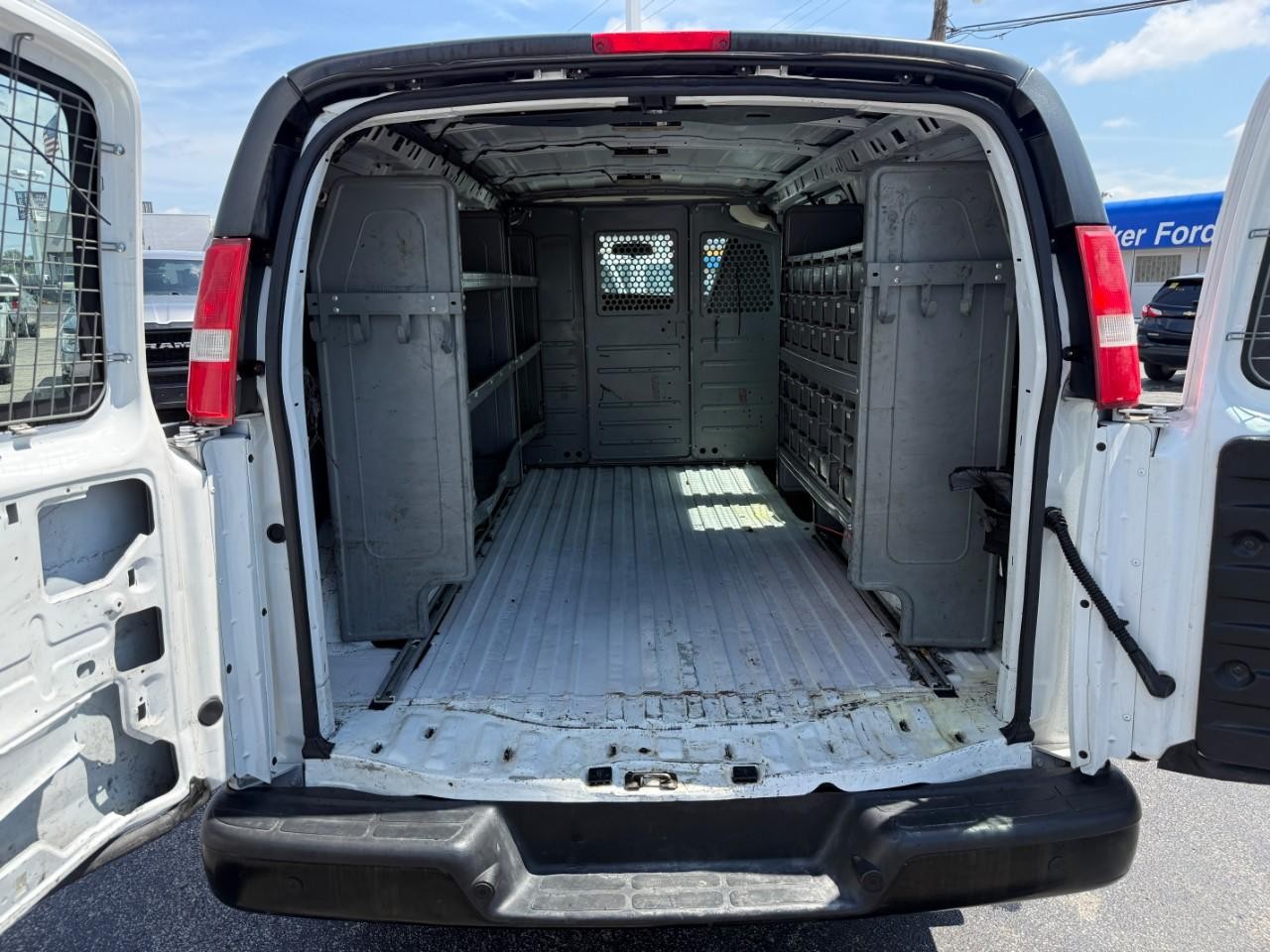 GMC Savana Cargo Van Vehicle Full-screen Gallery Image 07