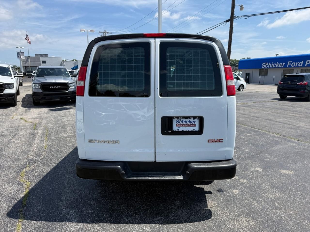 GMC Savana Cargo Van Vehicle Full-screen Gallery Image 08
