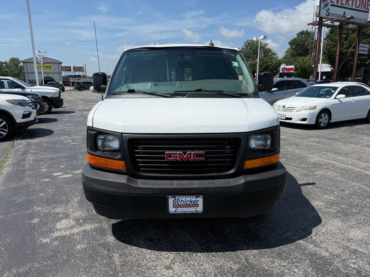 GMC Savana Cargo Van Vehicle Full-screen Gallery Image 09