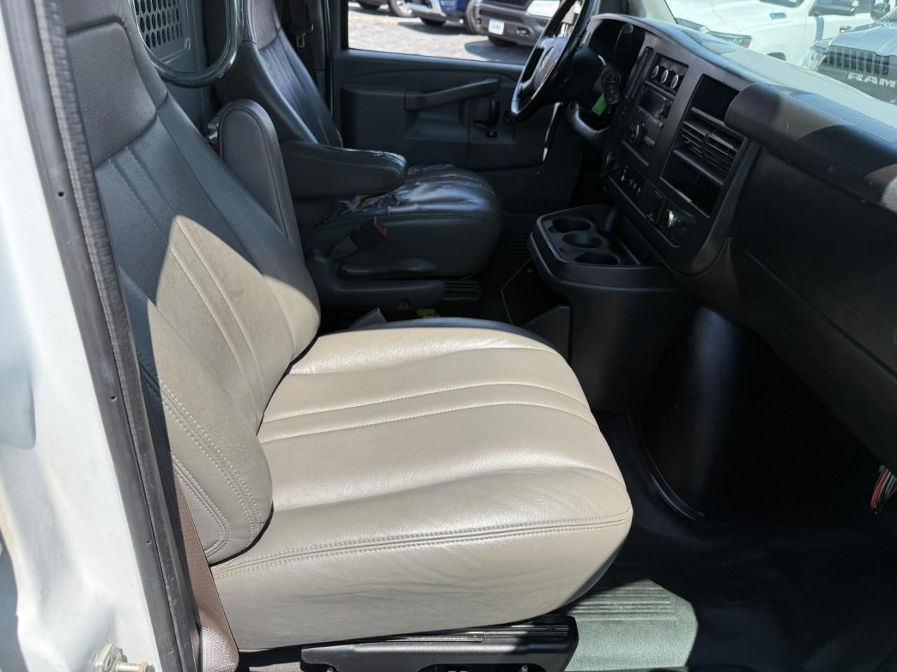 GMC Savana Cargo Van Vehicle Full-screen Gallery Image 11
