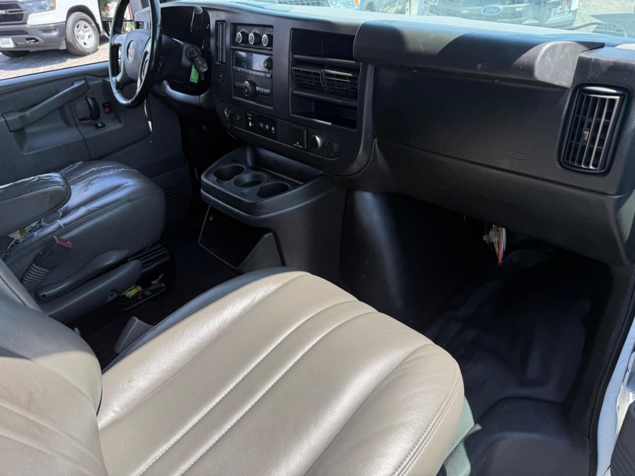 GMC Savana Cargo Van Vehicle Full-screen Gallery Image 12