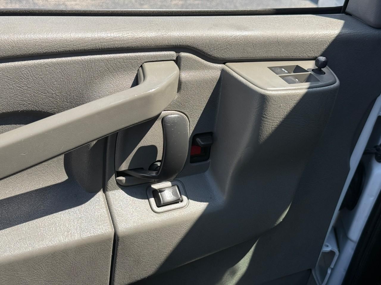 GMC Savana Cargo Van Vehicle Full-screen Gallery Image 13