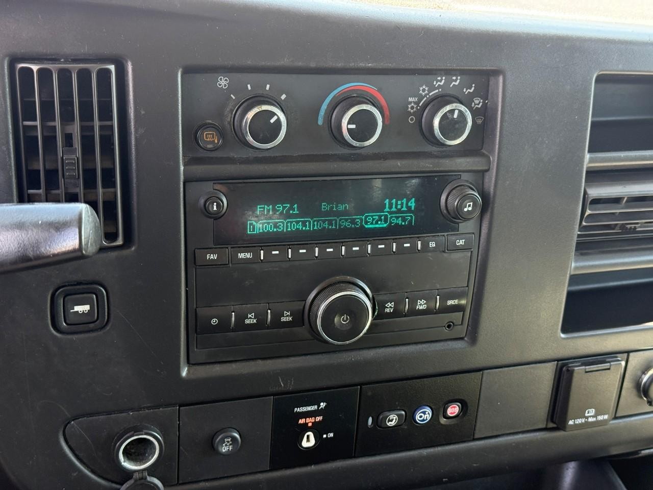 GMC Savana Cargo Van Vehicle Full-screen Gallery Image 17