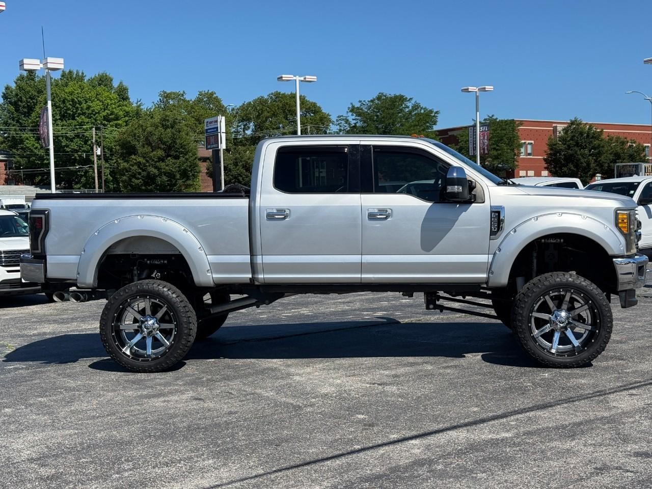 Ford Super Duty F-250 SRW Vehicle Full-screen Gallery Image 05