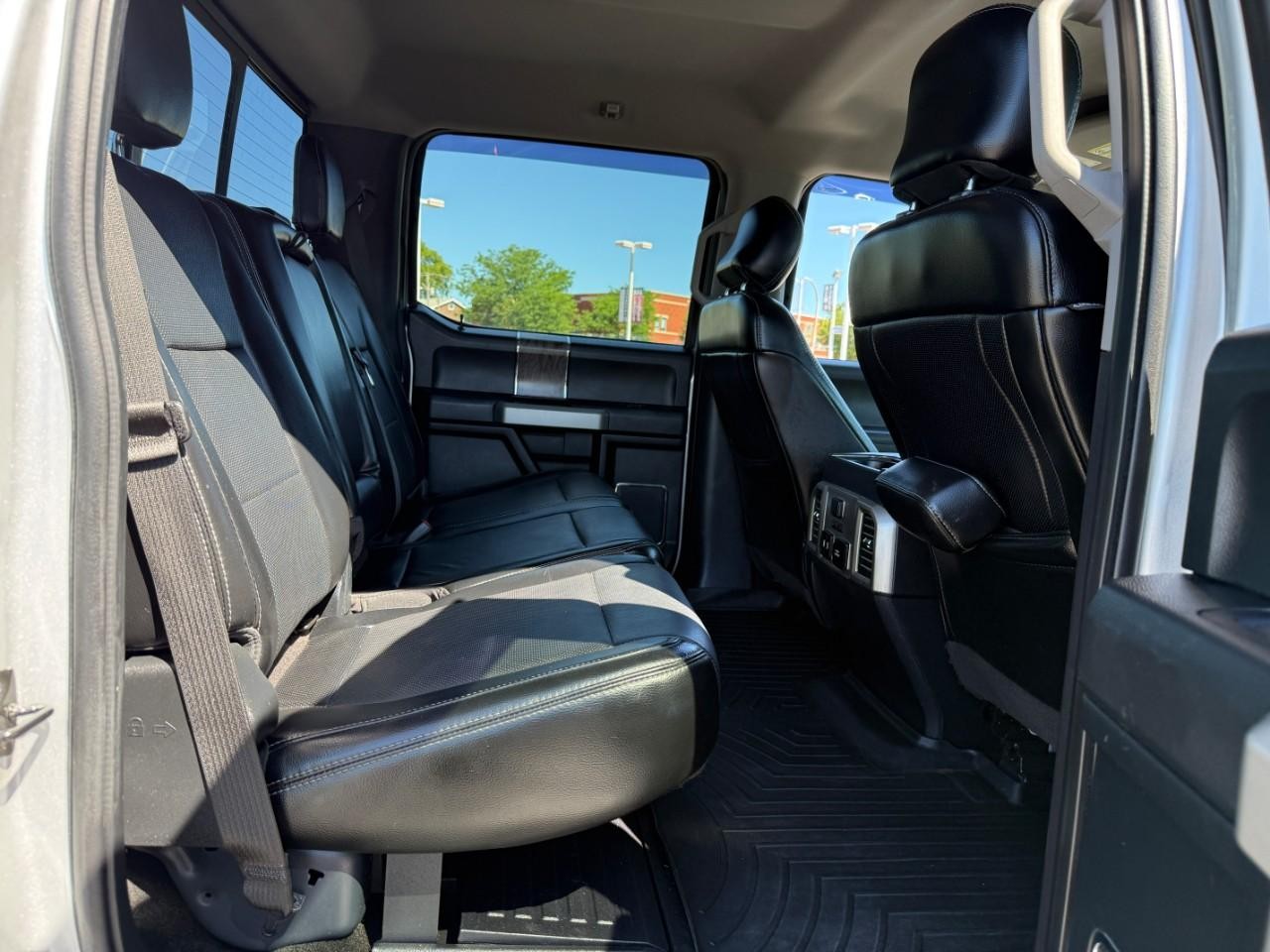 Ford Super Duty F-250 SRW Vehicle Full-screen Gallery Image 08
