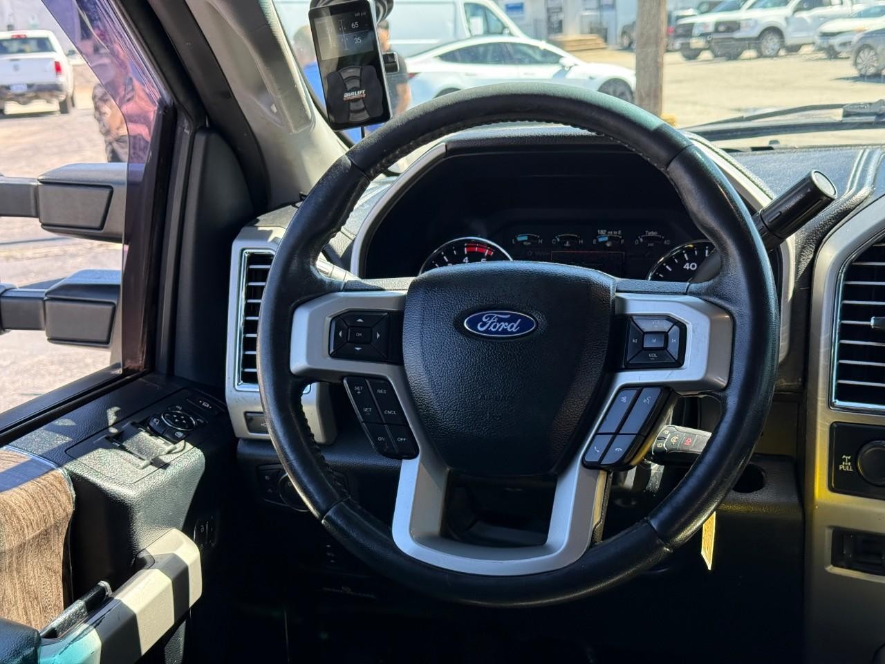 Ford Super Duty F-250 SRW Vehicle Full-screen Gallery Image 10