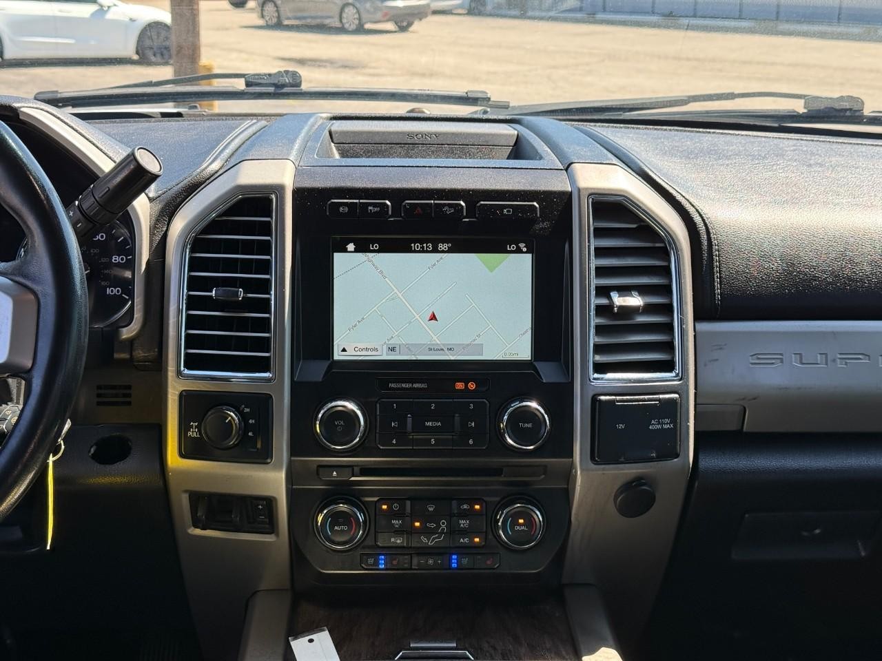 Ford Super Duty F-250 SRW Vehicle Full-screen Gallery Image 11