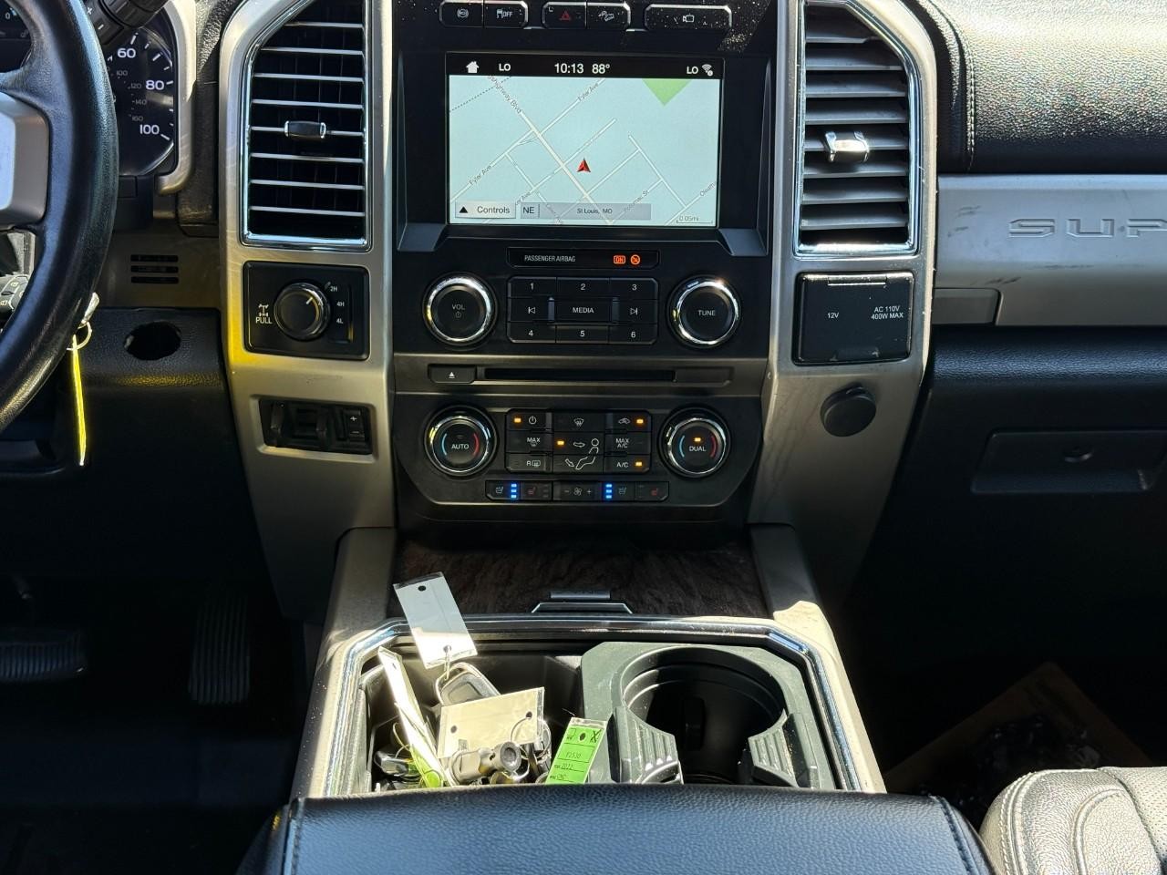 Ford Super Duty F-250 SRW Vehicle Full-screen Gallery Image 12
