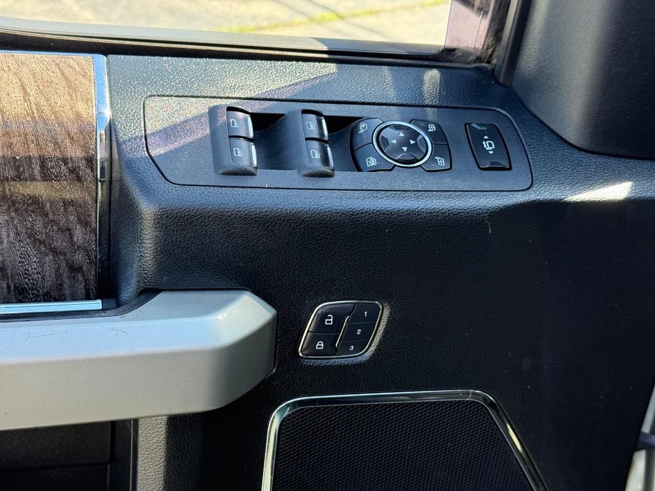 Ford Super Duty F-250 SRW Vehicle Full-screen Gallery Image 13