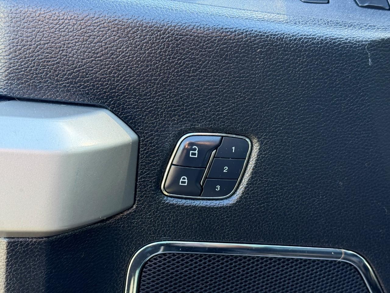 Ford Super Duty F-250 SRW Vehicle Full-screen Gallery Image 14