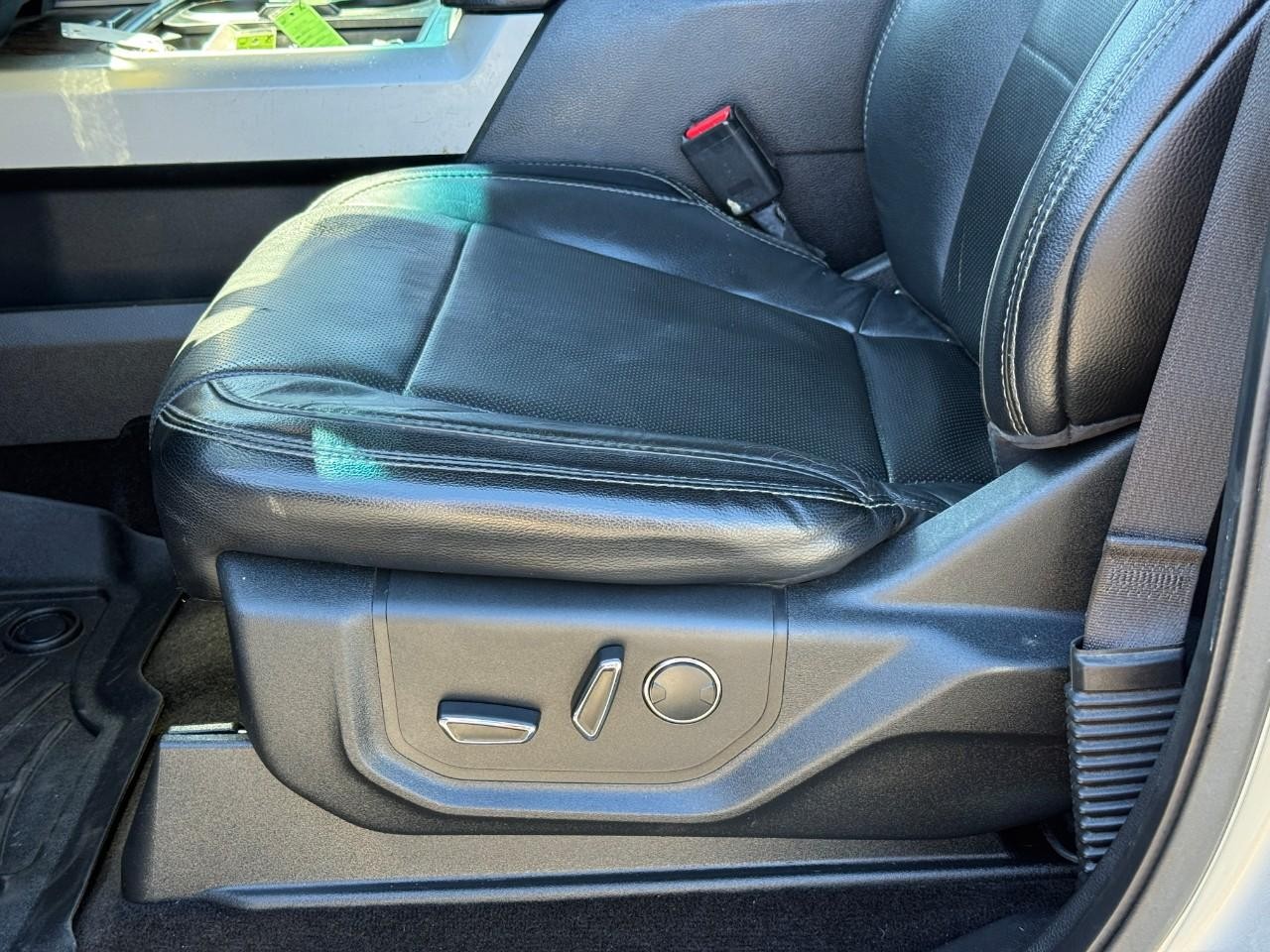 Ford Super Duty F-250 SRW Vehicle Full-screen Gallery Image 15