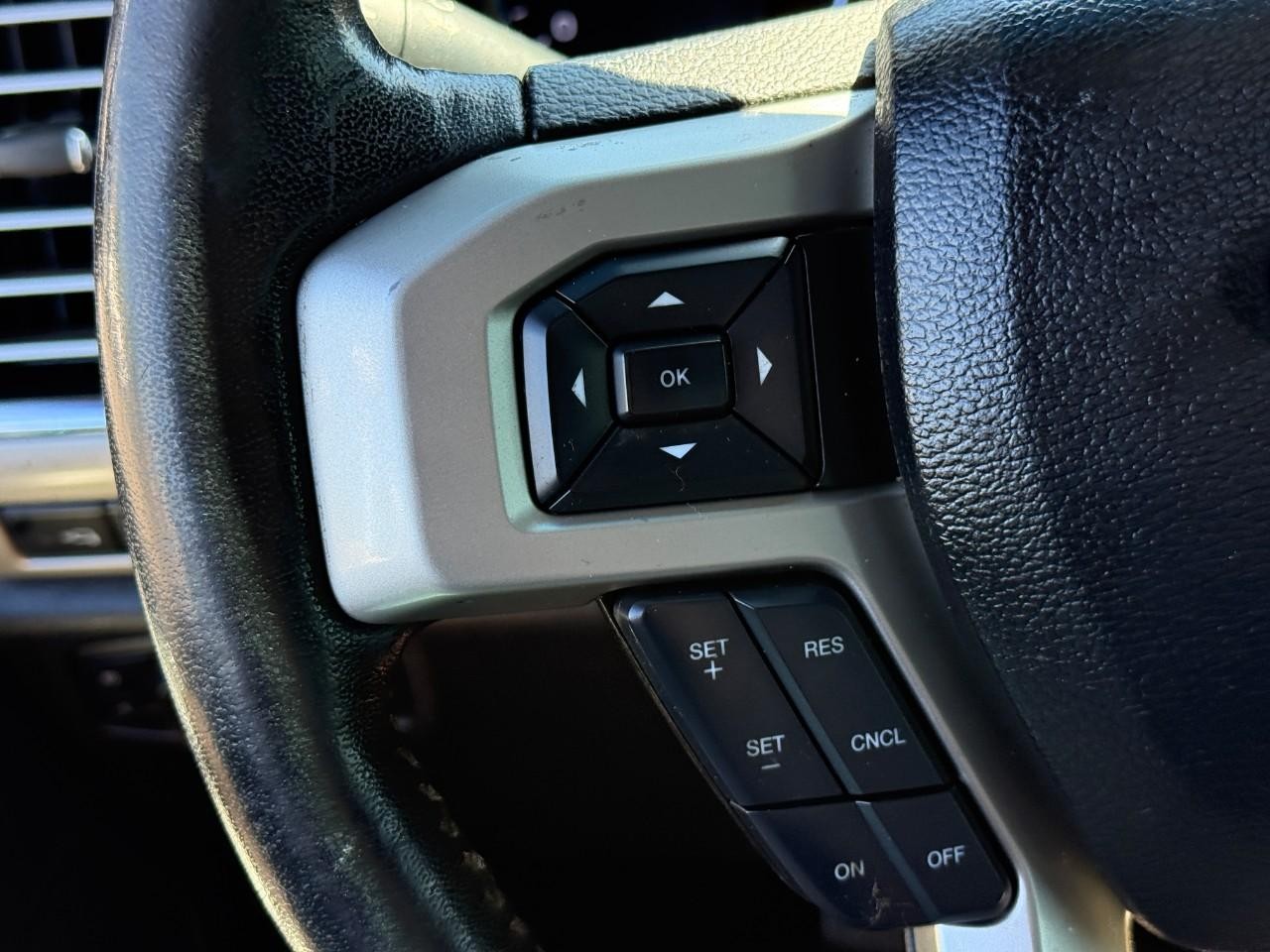 Ford Super Duty F-250 SRW Vehicle Full-screen Gallery Image 17