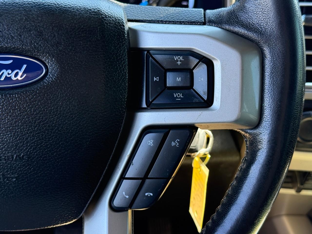 Ford Super Duty F-250 SRW Vehicle Full-screen Gallery Image 18