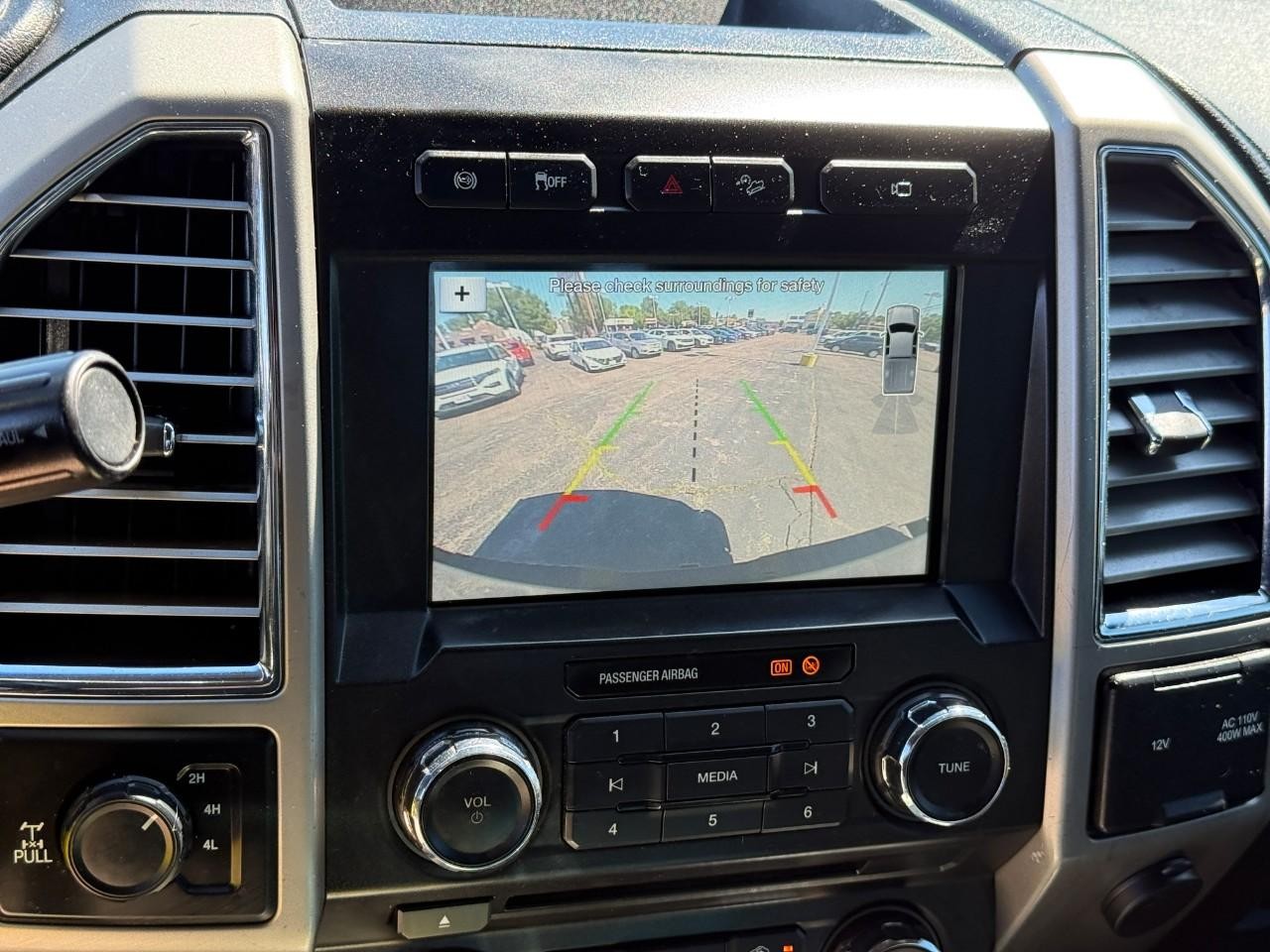 Ford Super Duty F-250 SRW Vehicle Full-screen Gallery Image 20