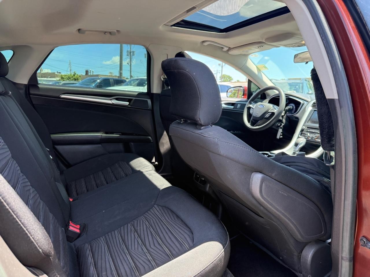 Ford Fusion Vehicle Full-screen Gallery Image 11