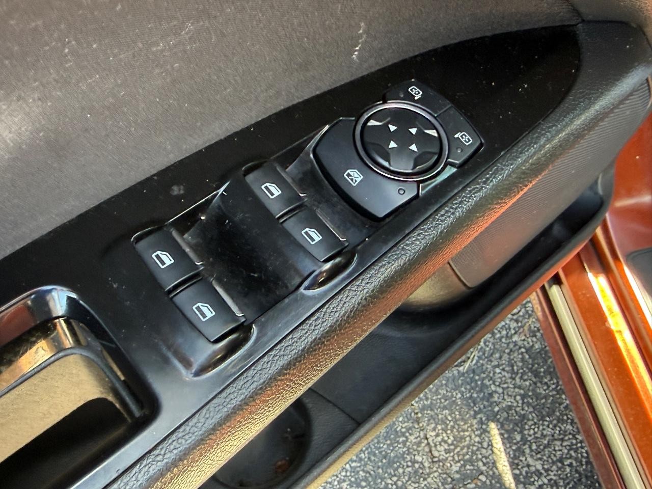 Ford Fusion Vehicle Full-screen Gallery Image 16