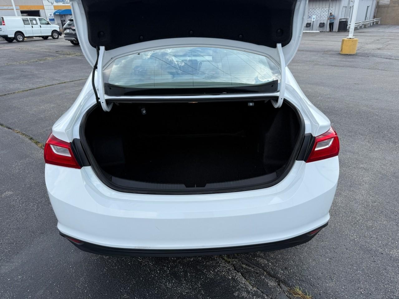 Chevrolet Malibu Vehicle Full-screen Gallery Image 07