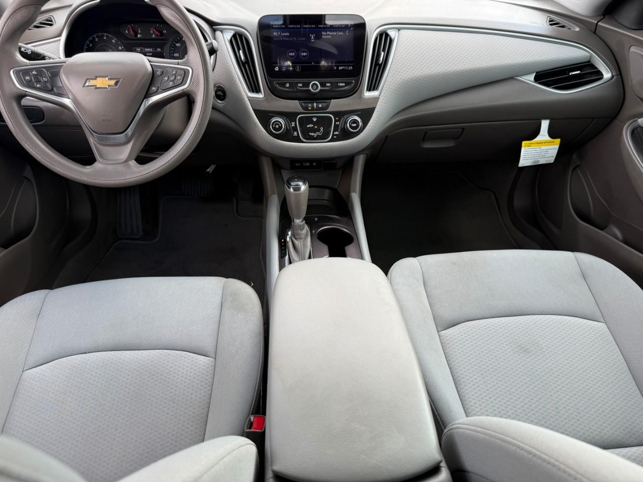 Chevrolet Malibu Vehicle Full-screen Gallery Image 11