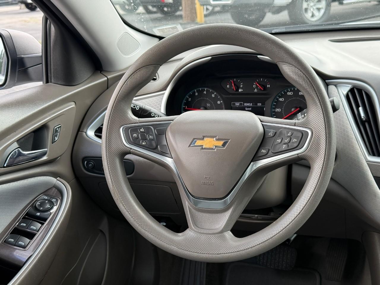 Chevrolet Malibu Vehicle Full-screen Gallery Image 12