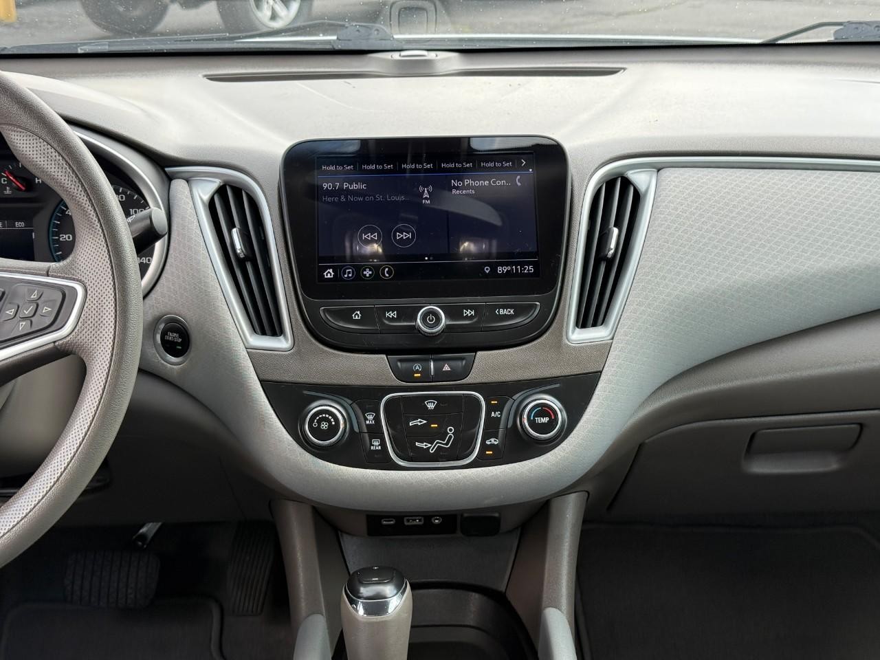 Chevrolet Malibu Vehicle Full-screen Gallery Image 13