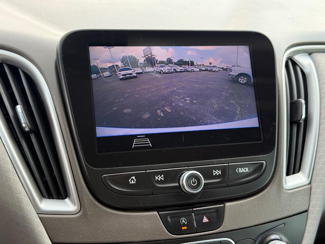 Chevrolet Malibu Vehicle Full-screen Gallery Image 21