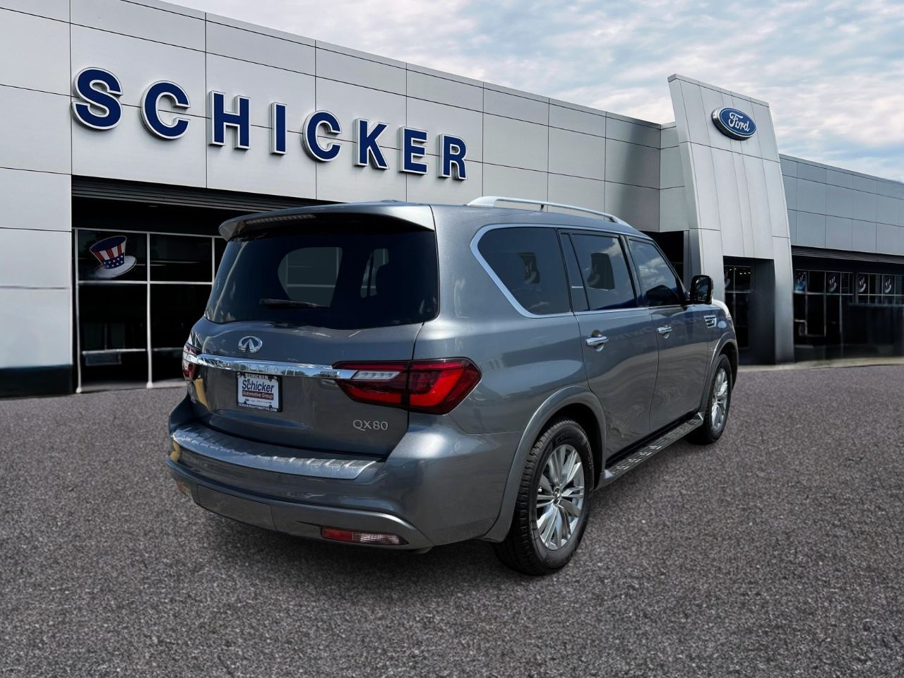 INFINITI QX80 Vehicle Full-screen Gallery Image 02