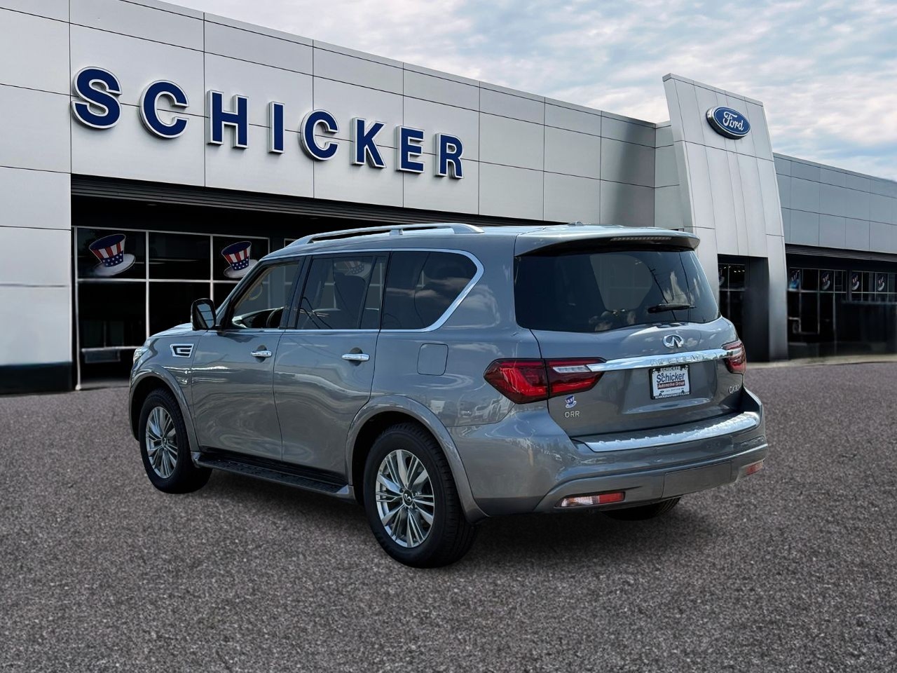 INFINITI QX80 Vehicle Full-screen Gallery Image 03