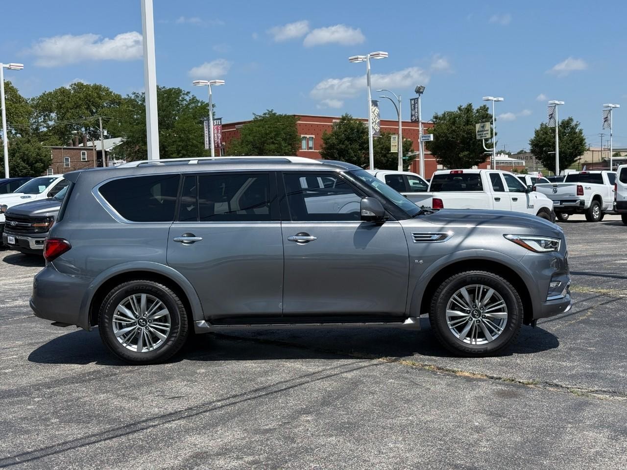 INFINITI QX80 Vehicle Full-screen Gallery Image 05
