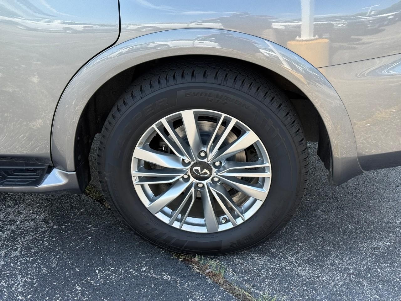 INFINITI QX80 Vehicle Full-screen Gallery Image 06