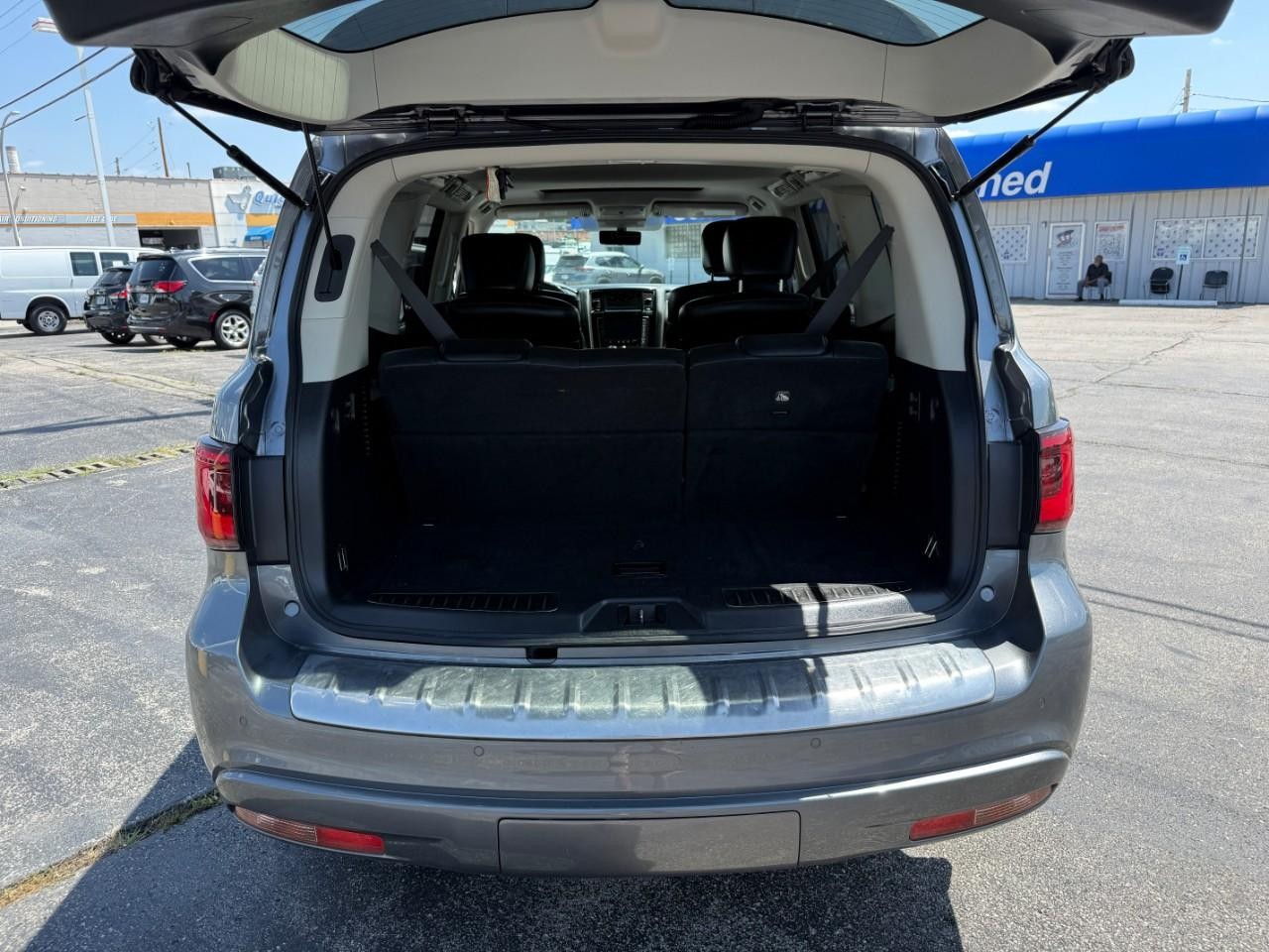 INFINITI QX80 Vehicle Full-screen Gallery Image 08