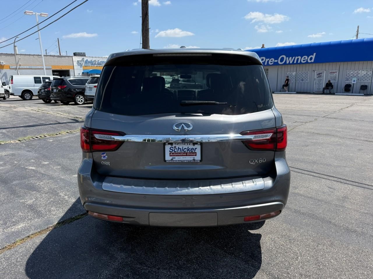 INFINITI QX80 Vehicle Full-screen Gallery Image 09