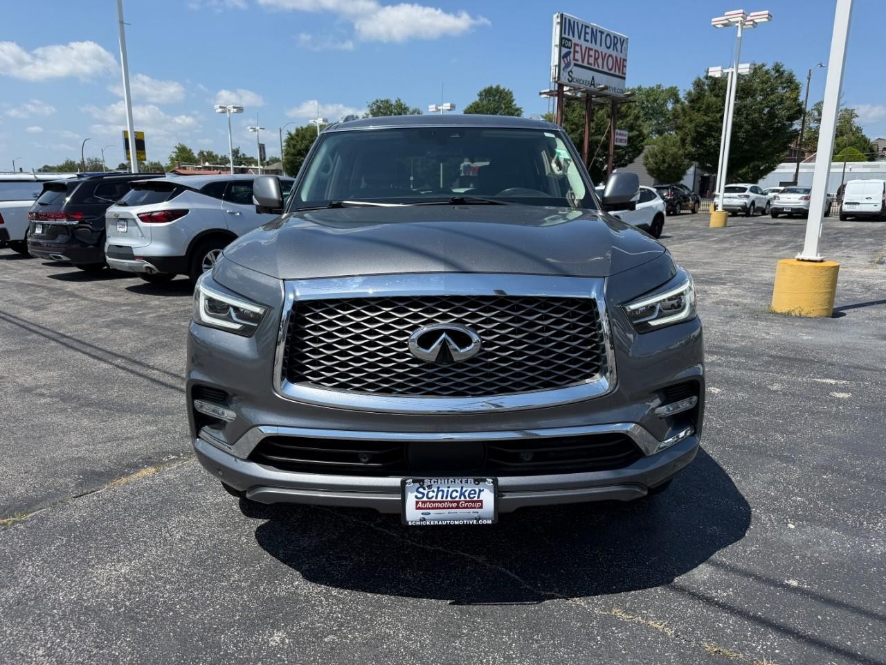 INFINITI QX80 Vehicle Full-screen Gallery Image 10