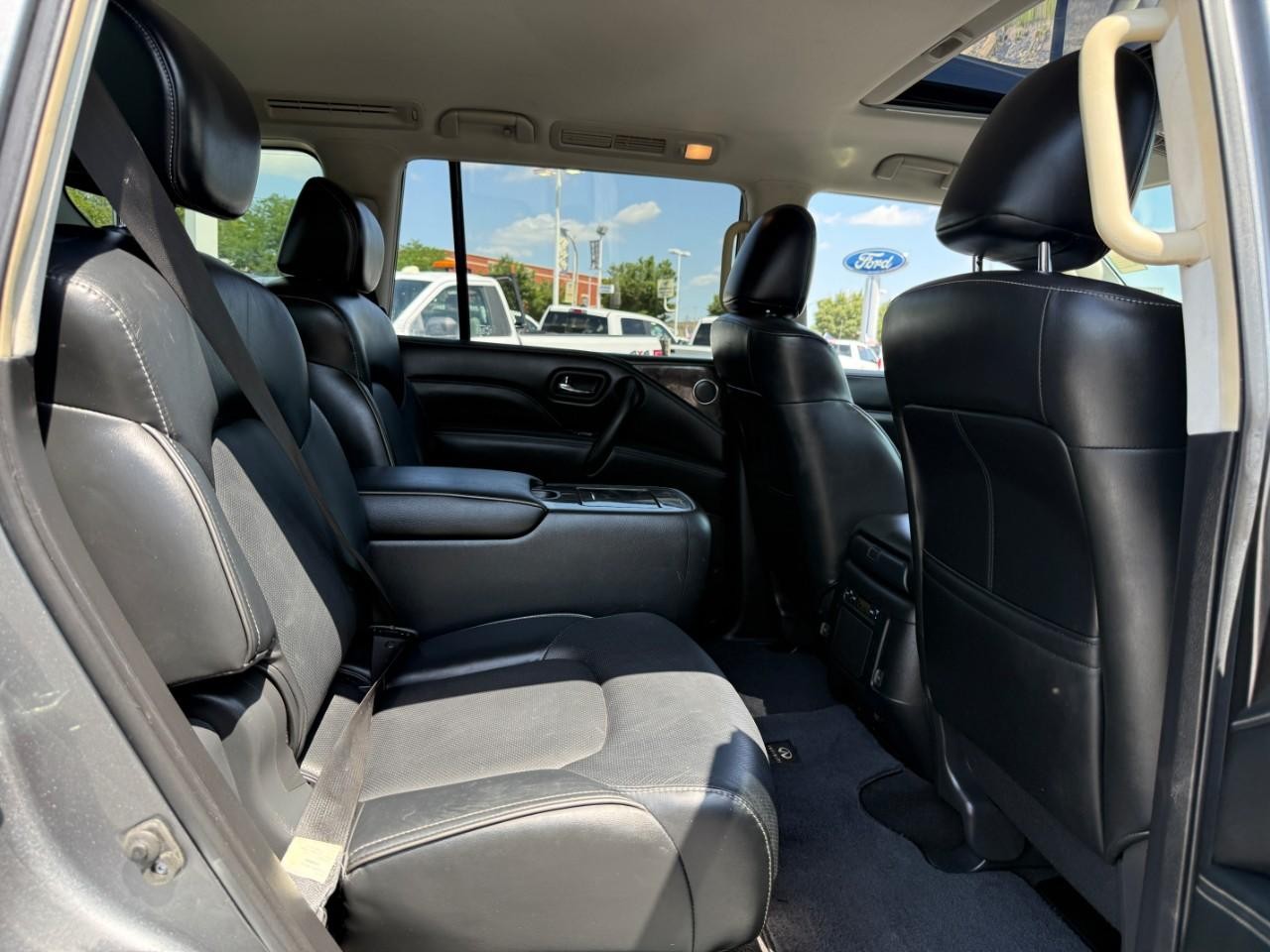 INFINITI QX80 Vehicle Full-screen Gallery Image 11