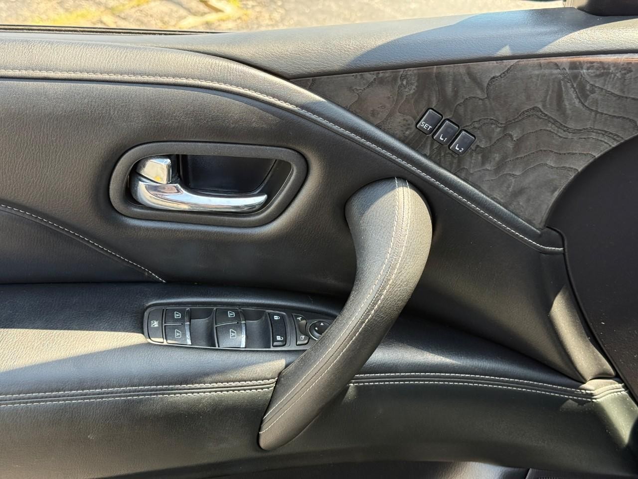 INFINITI QX80 Vehicle Full-screen Gallery Image 16
