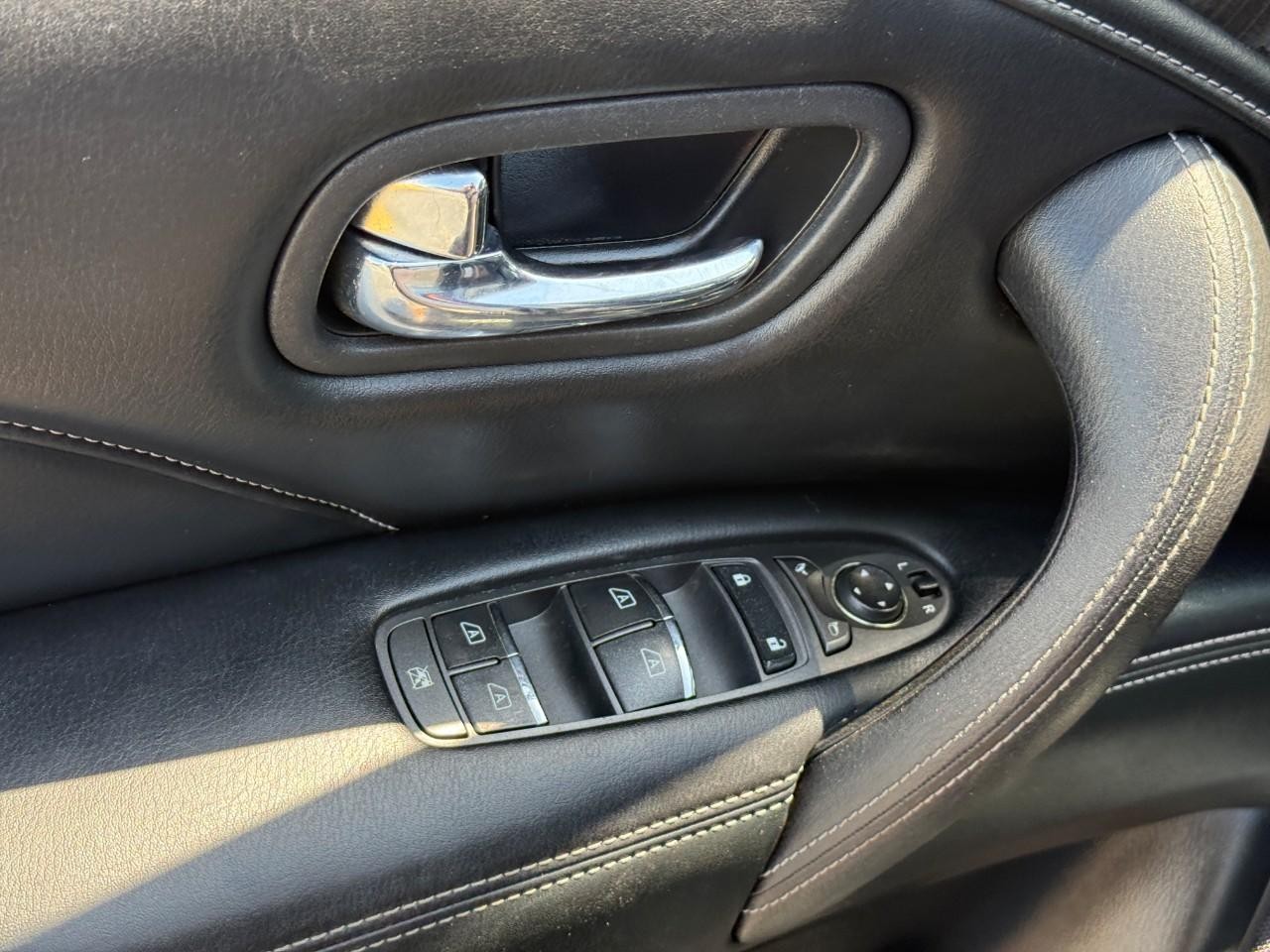 INFINITI QX80 Vehicle Full-screen Gallery Image 17