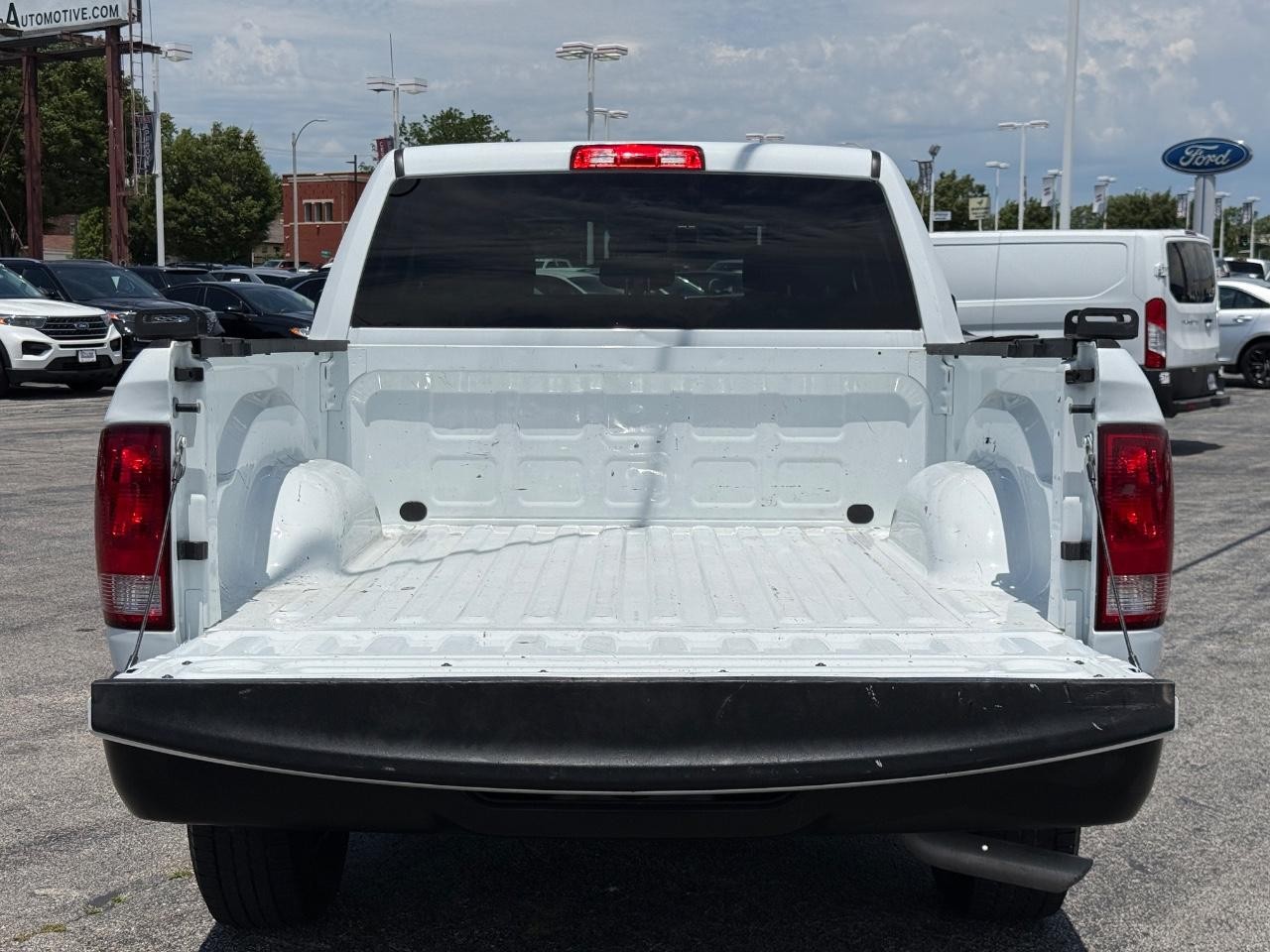 Ram 1500 Classic Vehicle Full-screen Gallery Image 04