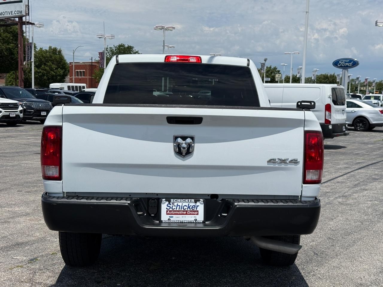 Ram 1500 Classic Vehicle Full-screen Gallery Image 05