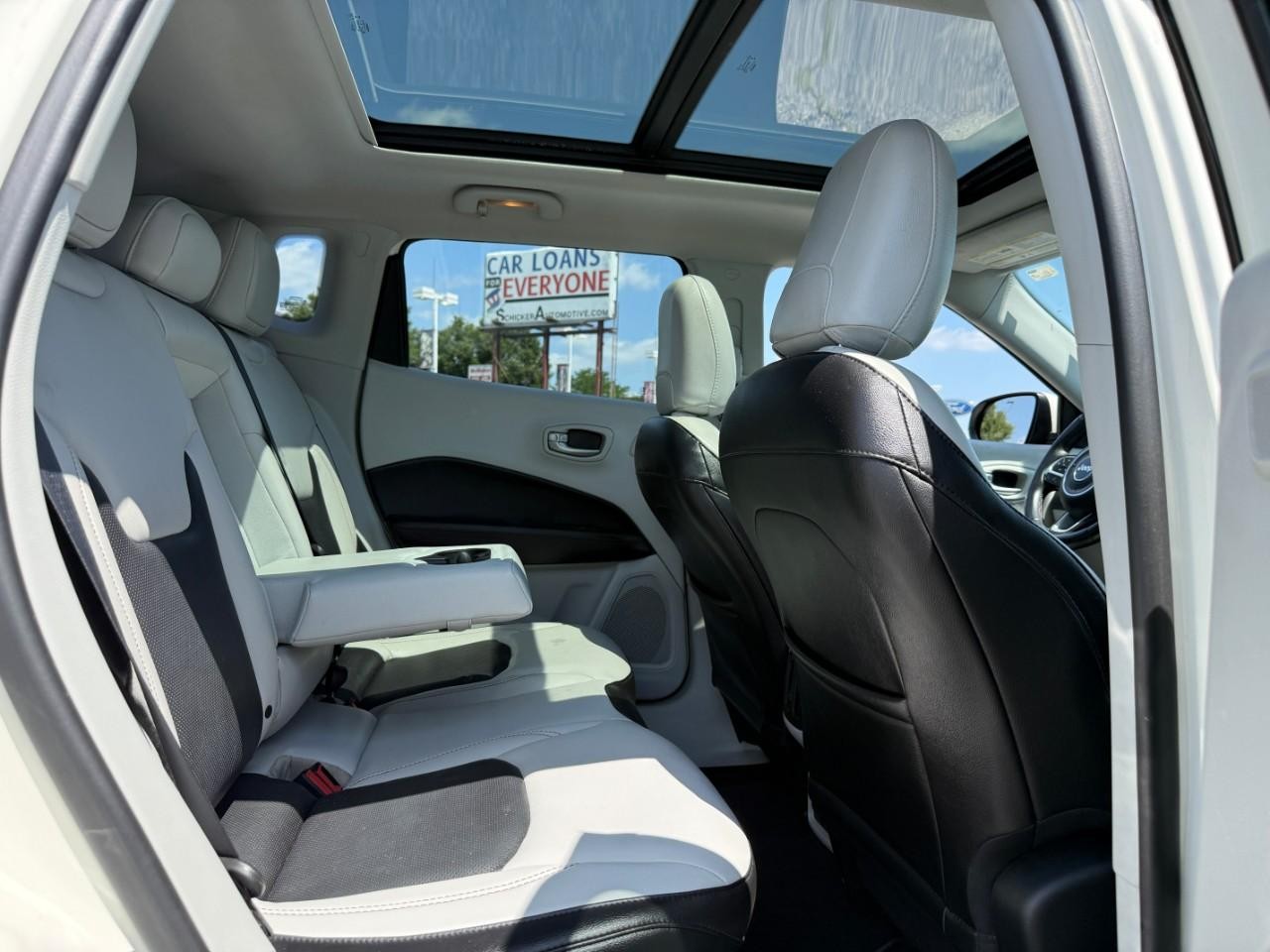 Jeep Compass Vehicle Full-screen Gallery Image 11