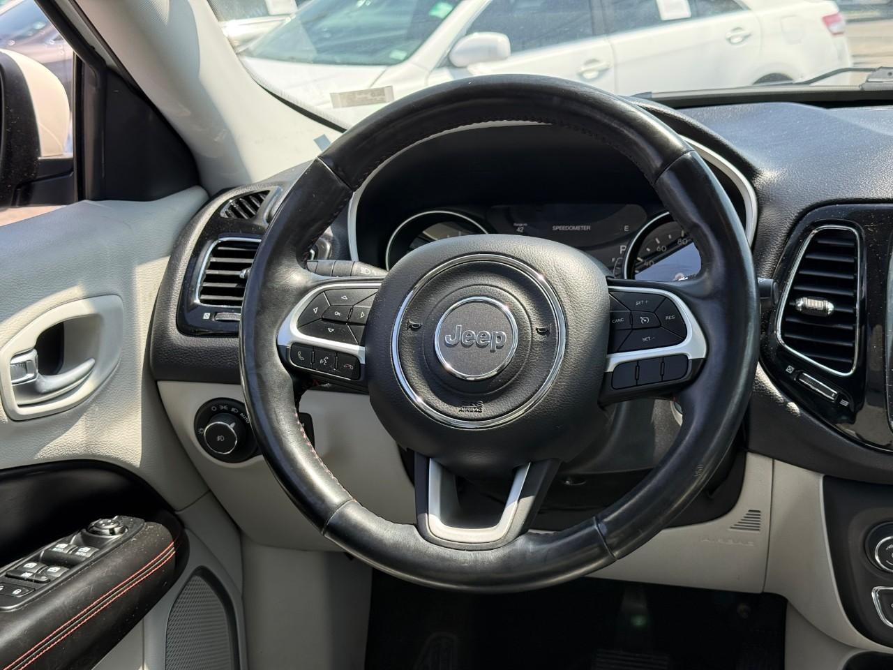 Jeep Compass Vehicle Full-screen Gallery Image 13