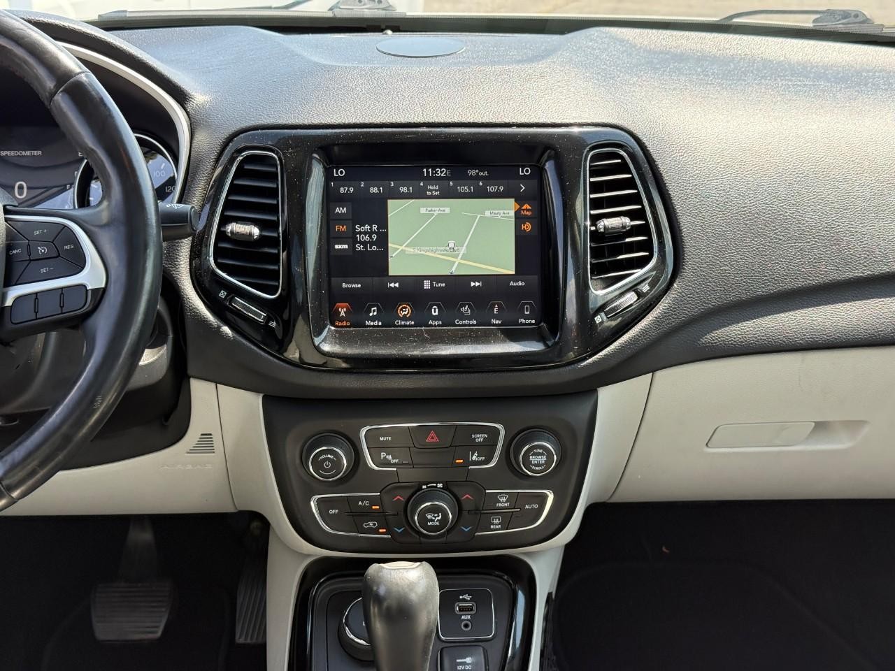 Jeep Compass Vehicle Full-screen Gallery Image 14