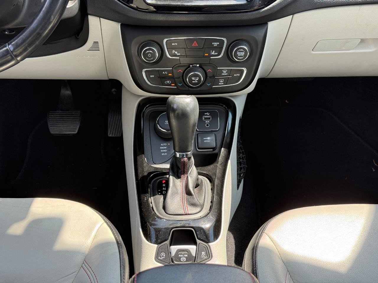 Jeep Compass Vehicle Full-screen Gallery Image 15