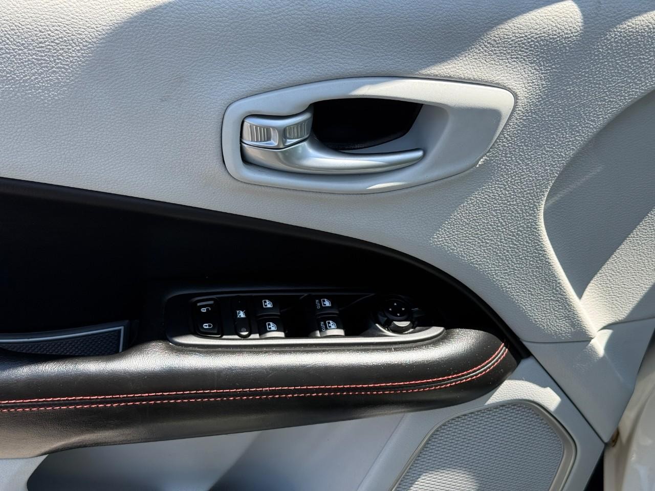 Jeep Compass Vehicle Full-screen Gallery Image 16