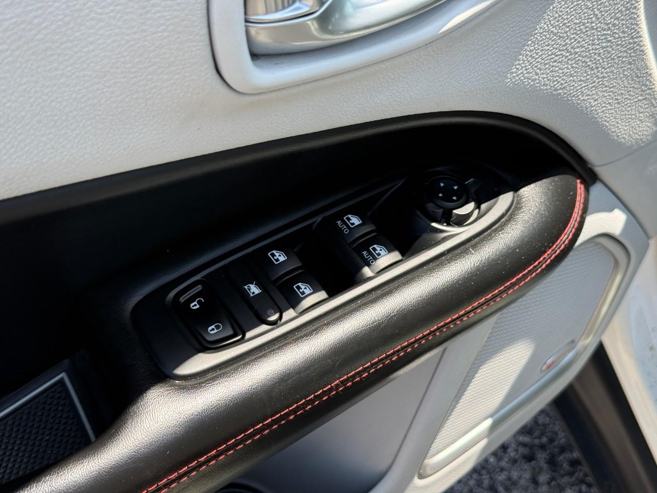 Jeep Compass Vehicle Full-screen Gallery Image 17